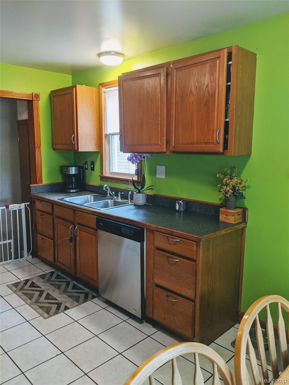 6627 Pelham Road Allen Park, MI 48101 - Photo 9 of 34 Appliances stay!