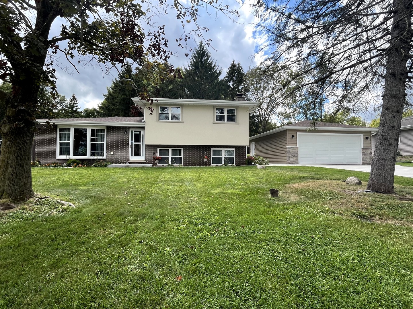 16W311 93rd Place Burr Ridge, IL 60527 - Photo 1 of 27 Gallery Image 1