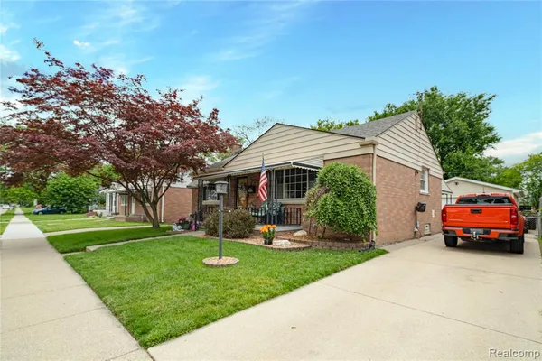 $209,900 | 1621 East Pearl Avenue, Hazel Park, MI 48030