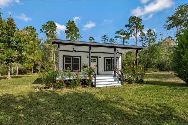 a view of a house with backyard and garden
