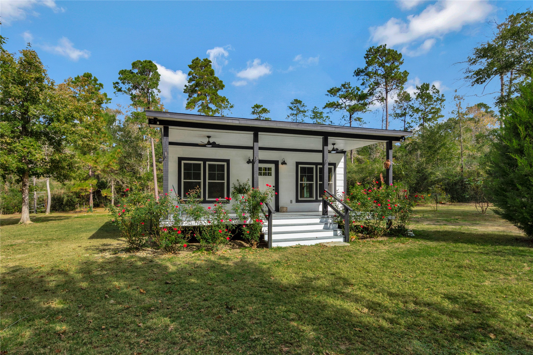 a view of a house with backyard and garden