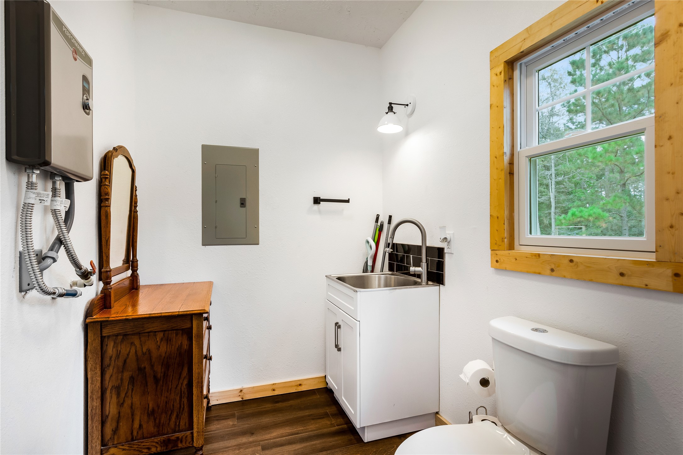 1080 Hill Road Willis, TX 77378 - Photo 23 of 33 a bathroom with a sink toilet and a window