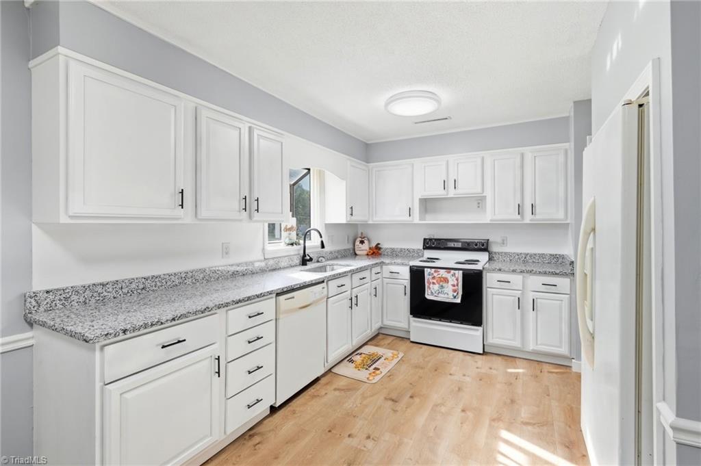 487 Raven Ridge Drive Kernersville, NC 27284 - Photo 10 of 31