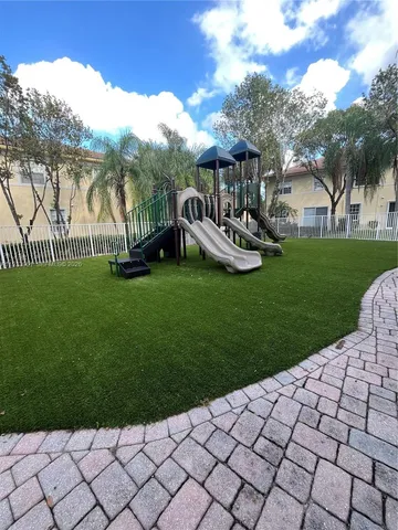 a view of a back yard