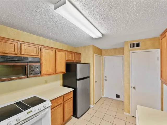 $185,000 | 3317 Golden Trails Drive, Unit 807, Houston, TX 77345