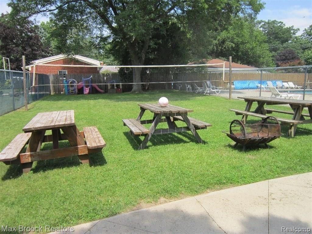 28041 West Nine Mile Road Farmington Hills, MI 48336 - Photo 8 of 9