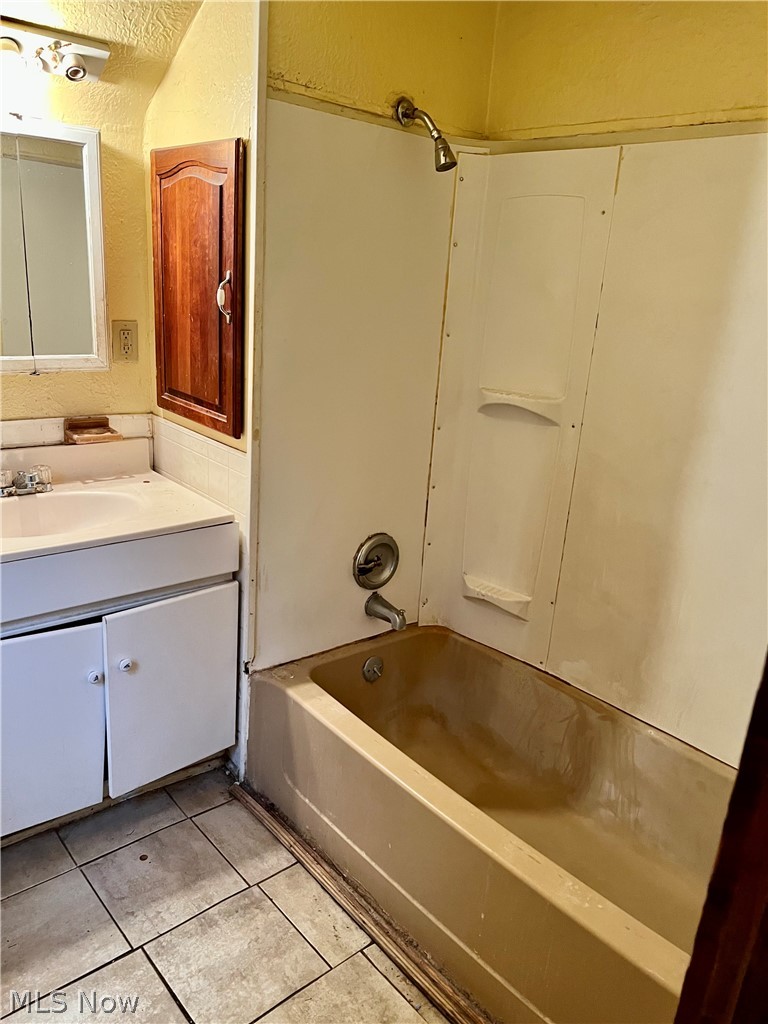 847 Carpenter Street Akron, OH 44310 - Photo 25 of 31 upstairs bathroom