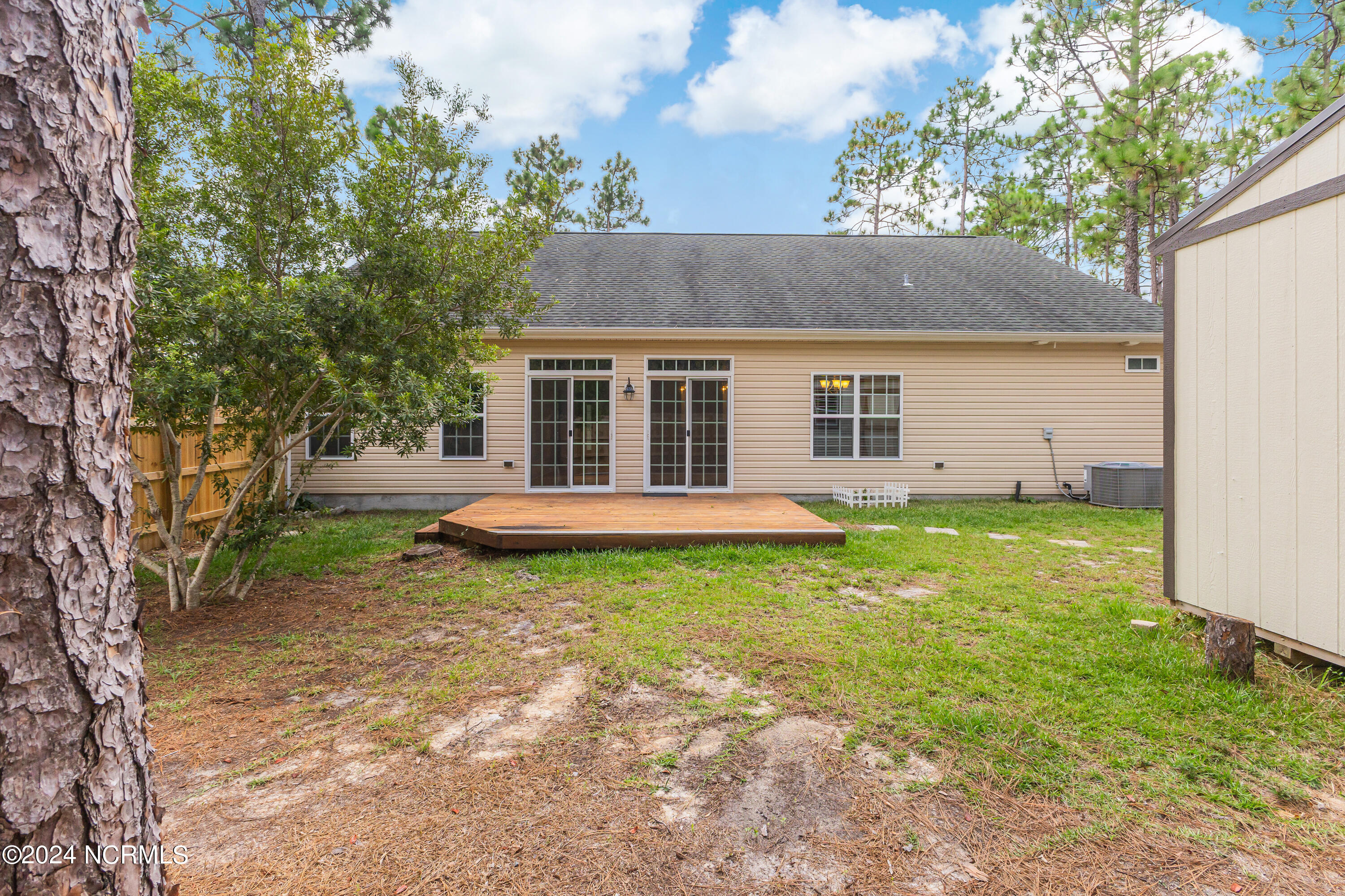 300 Hickory Road Southport, NC 28461 - Photo 29 of 34 300 Hickory
