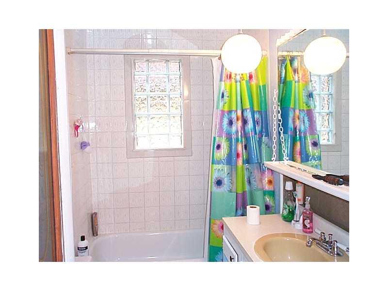922 Robinson Street McKees Rocks, PA 15136 - Photo 15 of 15 Full Bath.