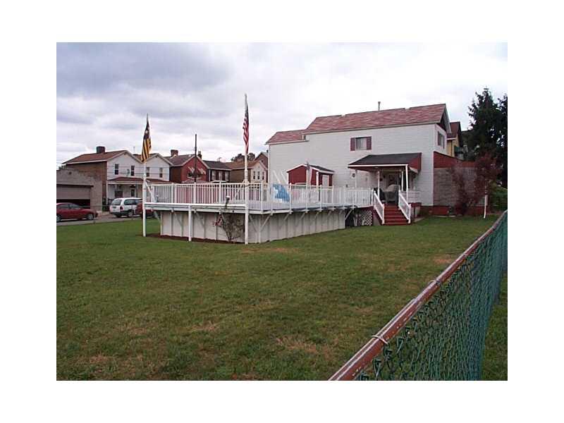 922 Robinson Street McKees Rocks, PA 15136 - Photo 4 of 15 Yard/Garden.