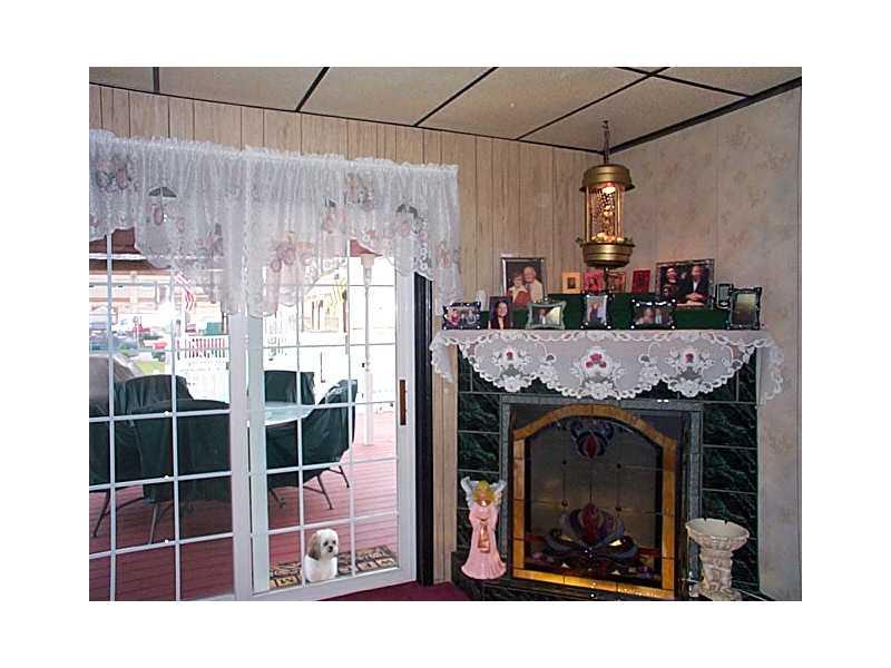 922 Robinson Street McKees Rocks, PA 15136 - Photo 8 of 15 Living Room.