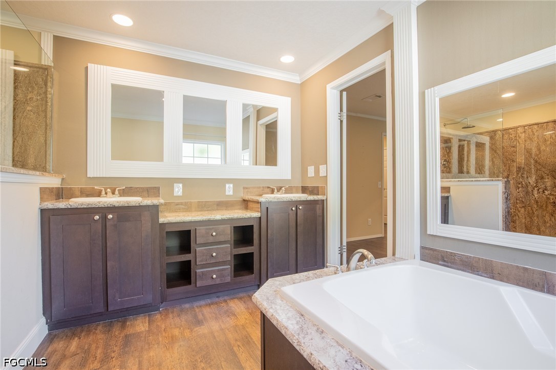 1580 Ridgdill Road Clewiston, FL 33440 - Photo 19 of 30 a spacious bathroom with a tub sink and mirror