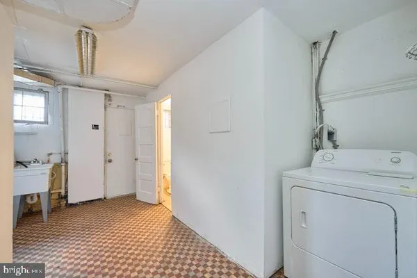 a view of utility room
