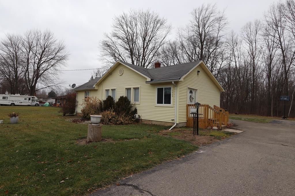 5469 East Potter Road Flint, MI 48506 - Photo 3 of 31 50129569-5d54d5f1-c70b-47e9-9823-c03f584ef7bd.JPG