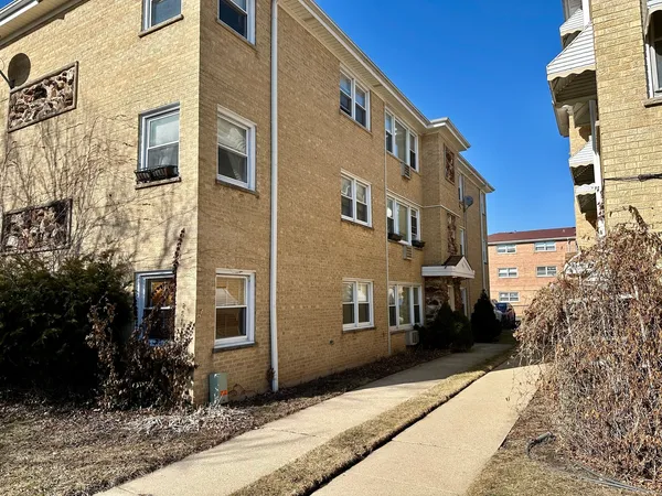 $165,000 | 8518 West Rascher Avenue, Unit 2, Chicago, IL 60656