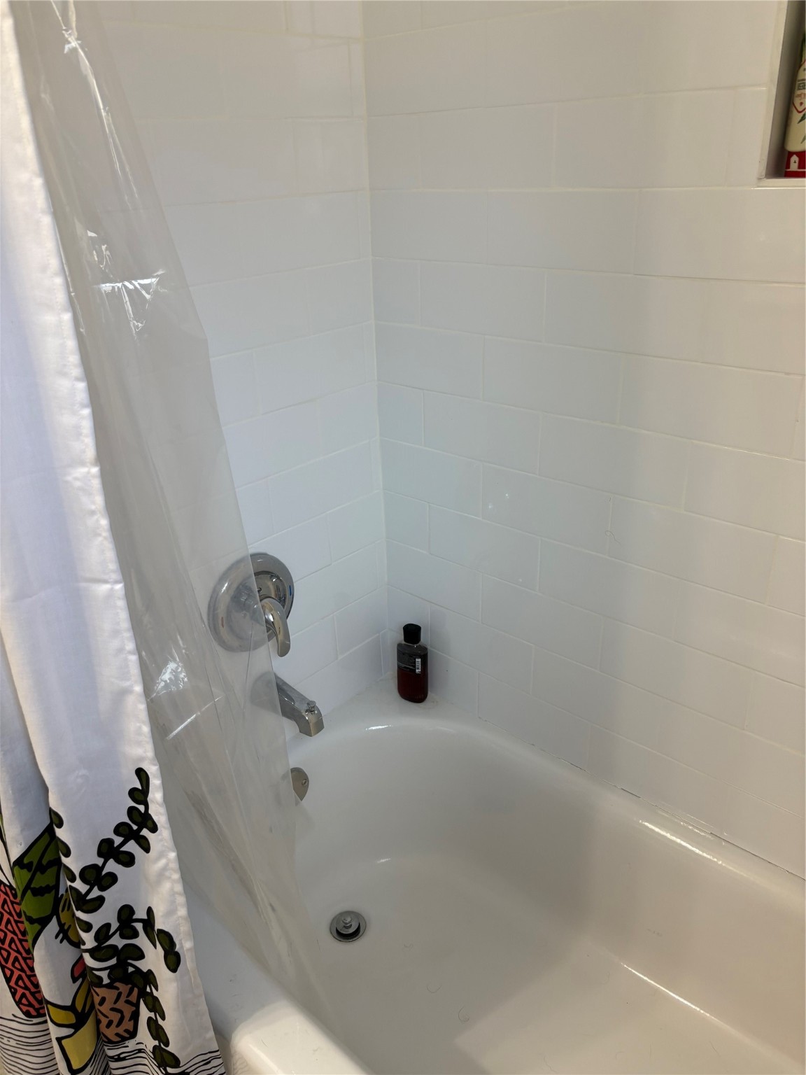 9530 Emnora Lane Houston, TX 77080 - Photo 10 of 16 a bathroom with a bathtub