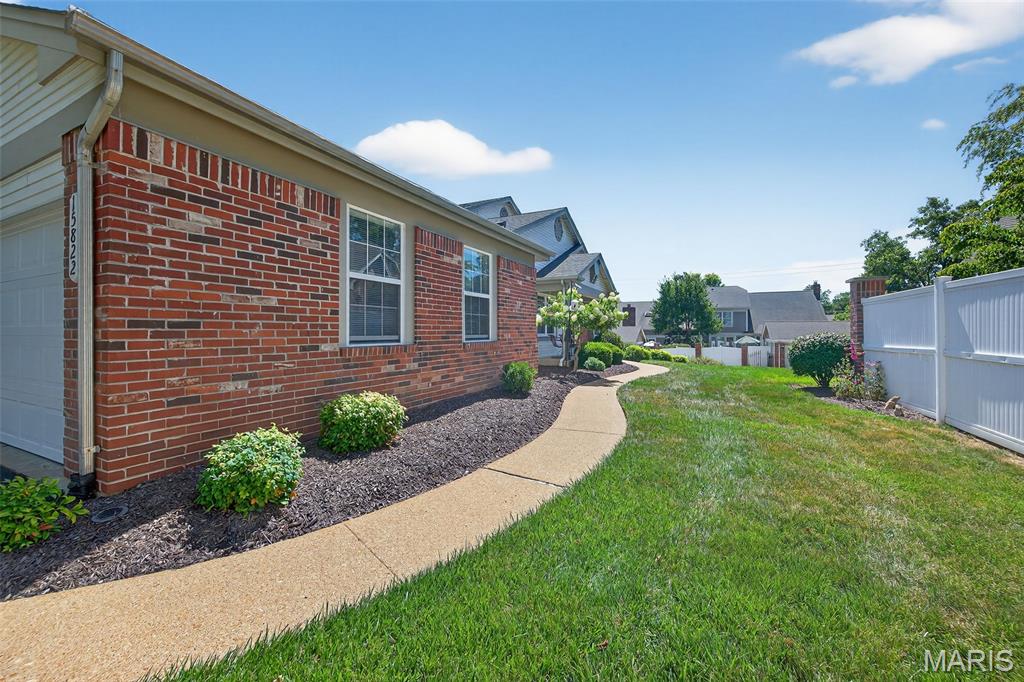 15822 Harris Ridge Court Chesterfield, MO 63017 - Photo 4 of 50