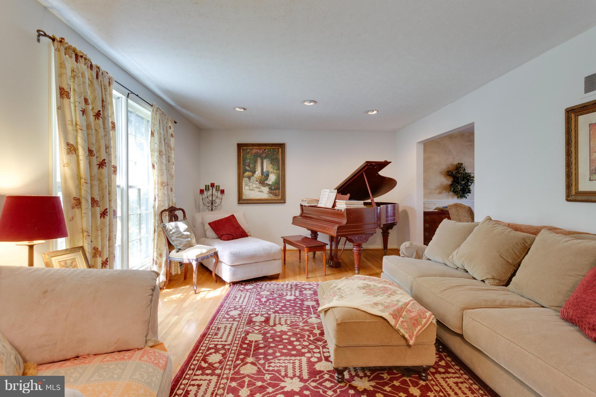 8720 Old Courthouse Road Vienna, VA 22182 - Photo 3 of 23 Living Room