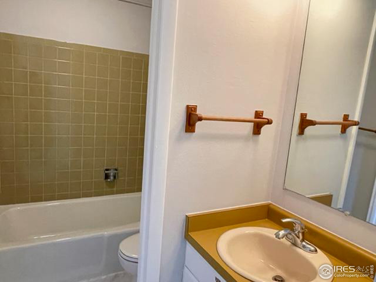 2661 Lloyd Circle Boulder, CO 80304 - Photo 22 of 28 a bathroom with a sink a toilet and bathtub