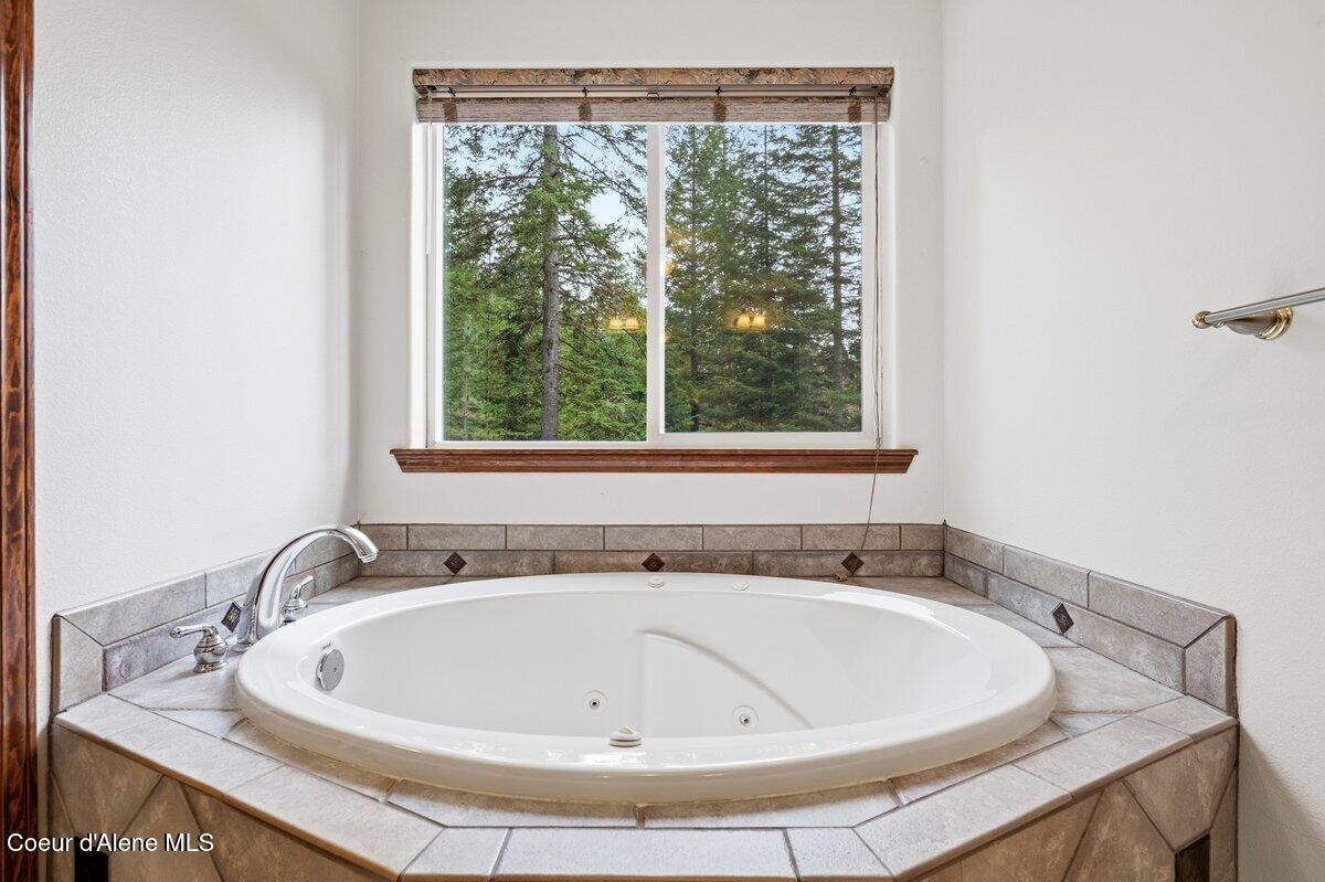 5340 West Hull Loop Coeur D'Alene, ID 83814 - Photo 14 of 31 Primary Bathroom