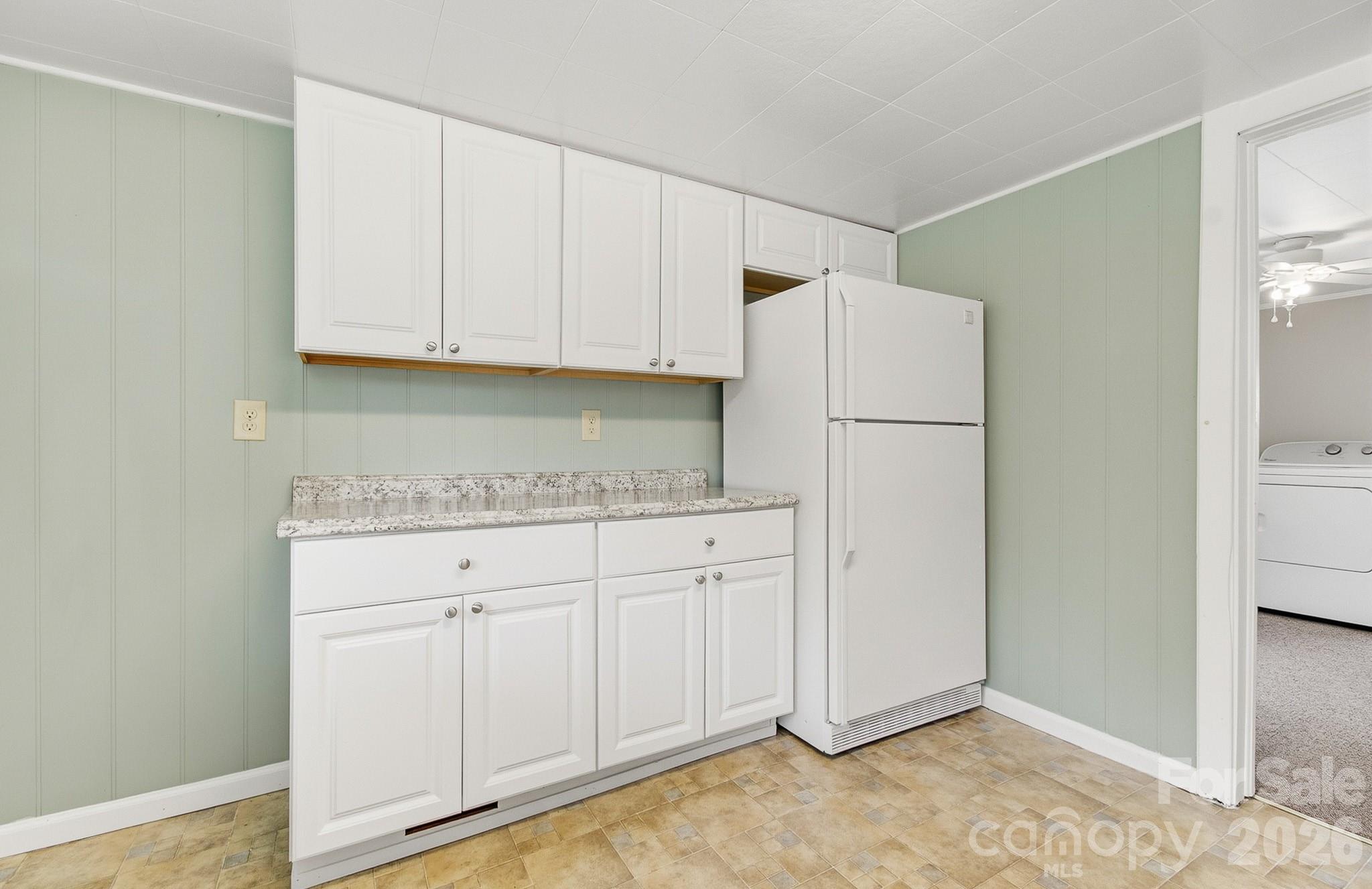 438 Loop Road Hendersonville, NC 28792 - Photo 15 of 40