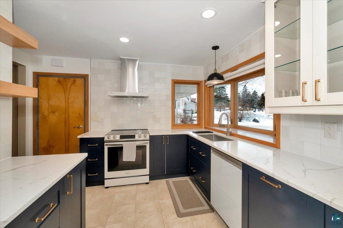 618 Maple Bend Drive Duluth, MN 55811 - Photo 5 of 39 Quartz countertops!