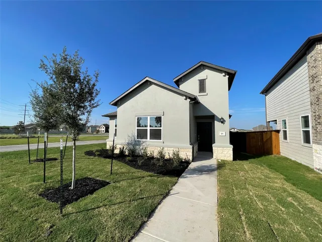 a view of a house with backyard