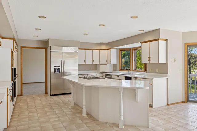 $999,000 | 3 Hill Farm Circle, North Oaks, MN 55127