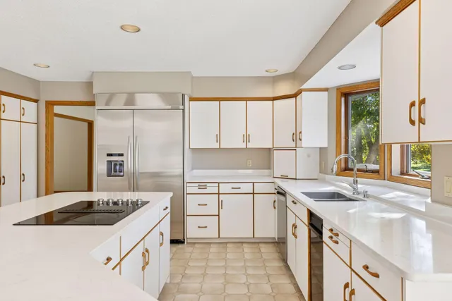 $999,000 | 3 Hill Farm Circle, North Oaks, MN 55127