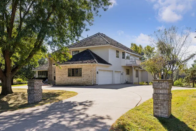 $999,000 | 3 Hill Farm Circle, North Oaks, MN 55127