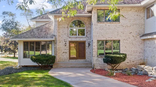 $999,000 | 3 Hill Farm Circle, North Oaks, MN 55127