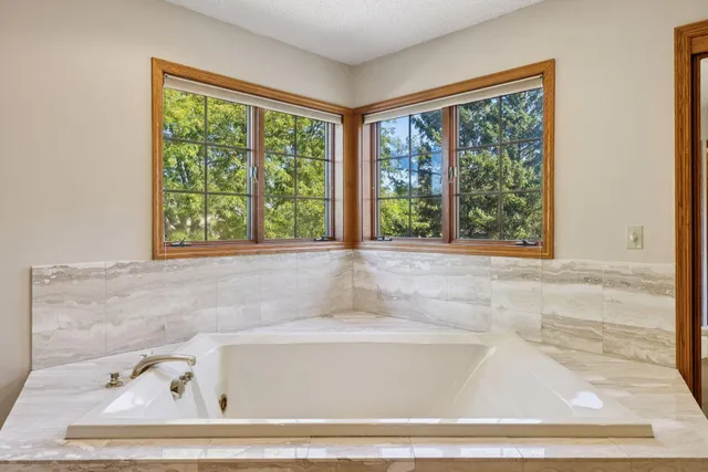 $999,000 | 3 Hill Farm Circle, North Oaks, MN 55127