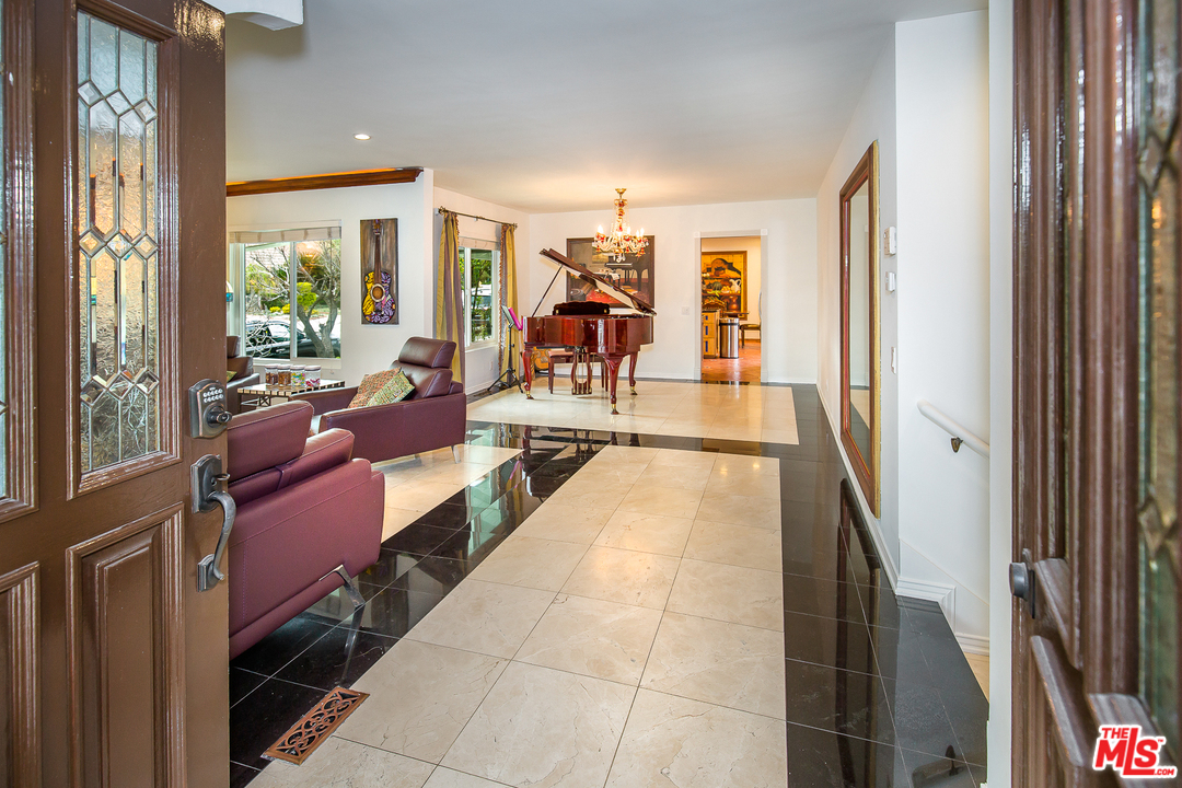 1007 West Kenneth Road Glendale, CA 91202 - Photo 3 of 30 Gallery Image 3