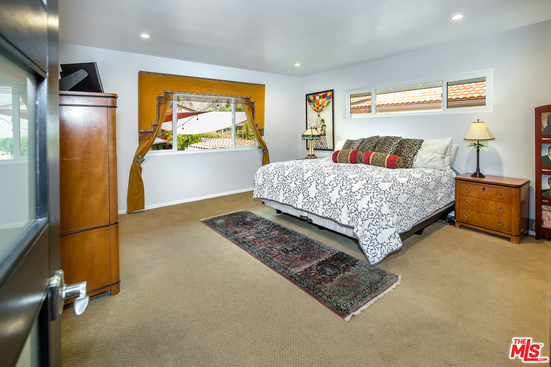 1007 West Kenneth Road Glendale, CA 91202 - Photo 23 of 30 Gallery Image 23