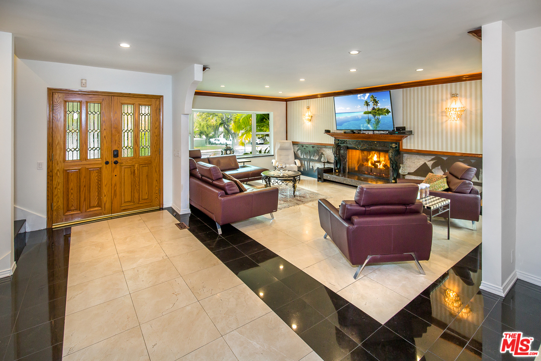 1007 West Kenneth Road Glendale, CA 91202 - Photo 4 of 30 Gallery Image 4