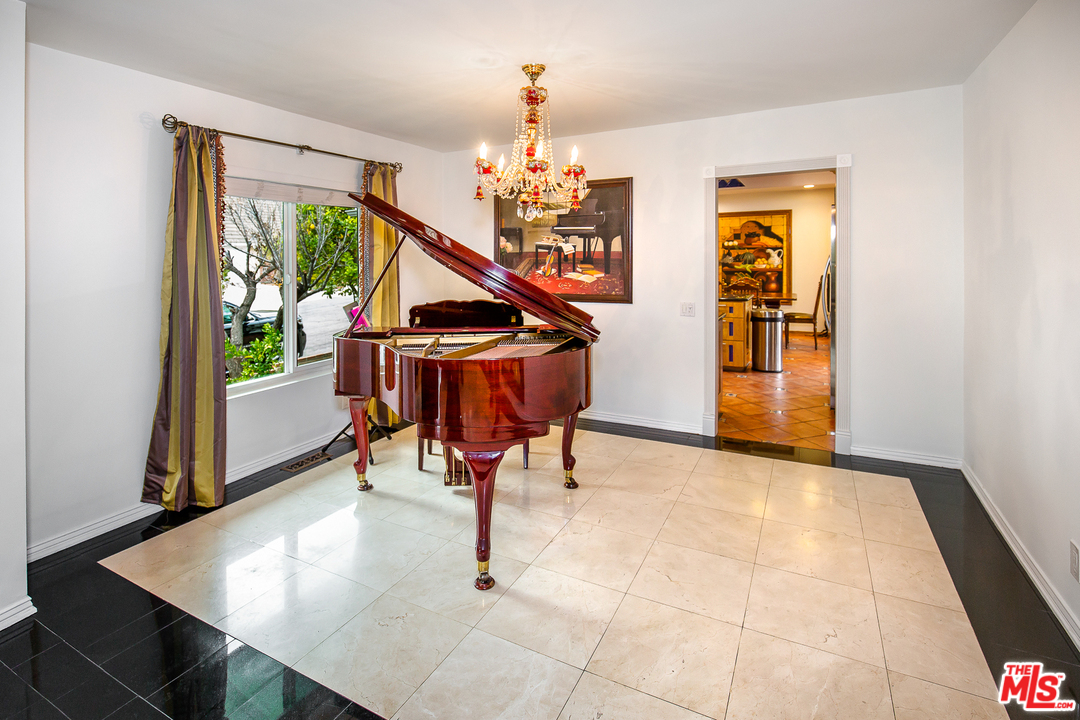 1007 West Kenneth Road Glendale, CA 91202 - Photo 7 of 30 Gallery Image 7