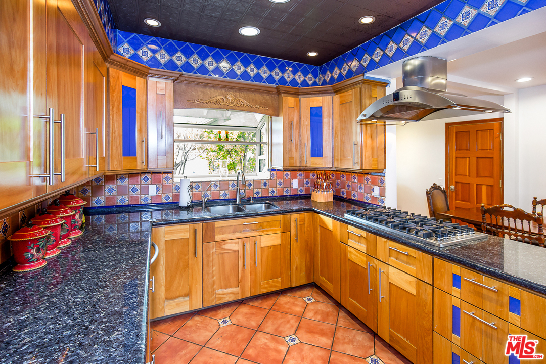 1007 West Kenneth Road Glendale, CA 91202 - Photo 9 of 30 Gallery Image 9