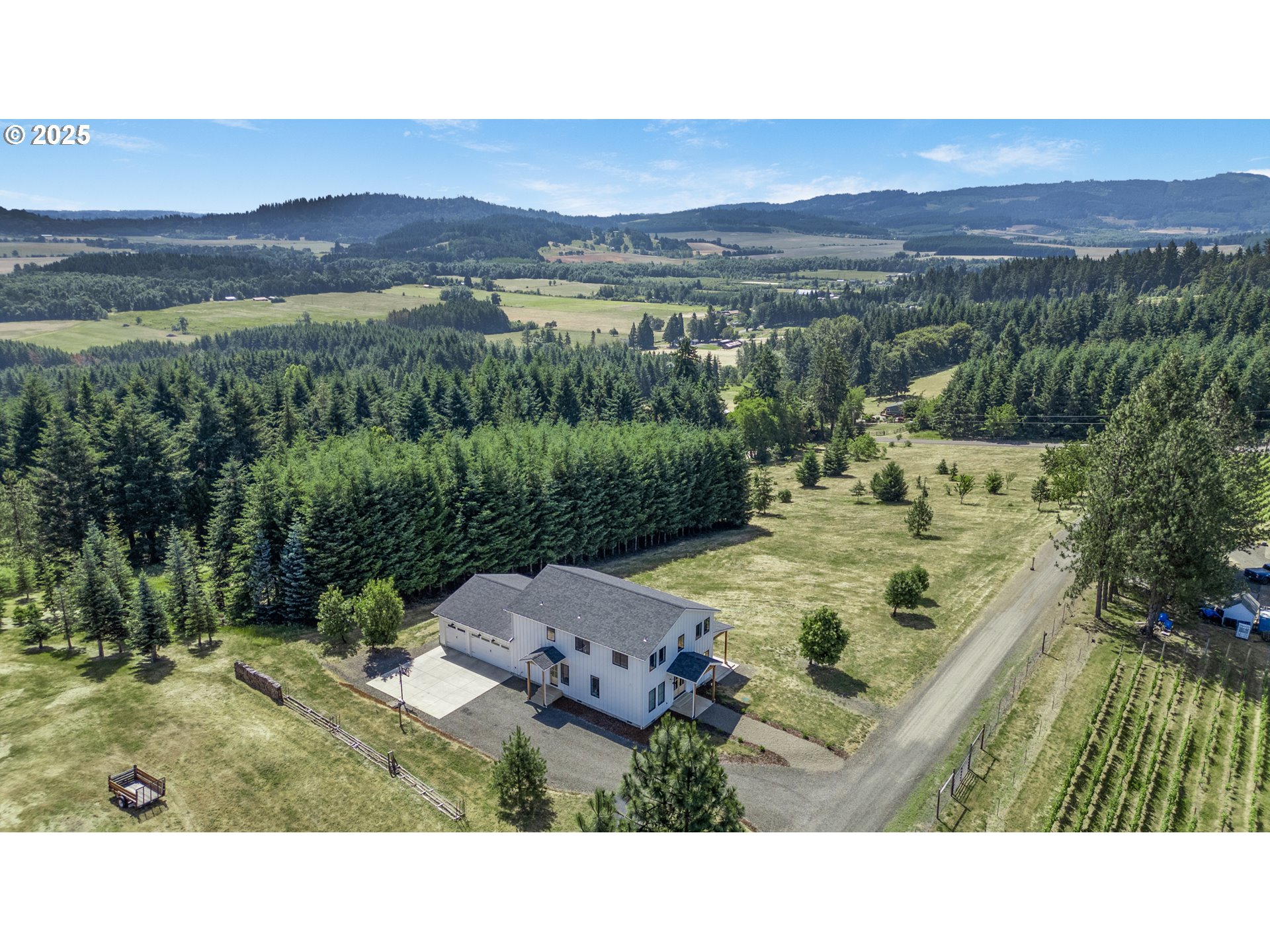 25053 Larson Road Monroe, OR 97456 - Photo 43 of 45 a view of a city with mountain view