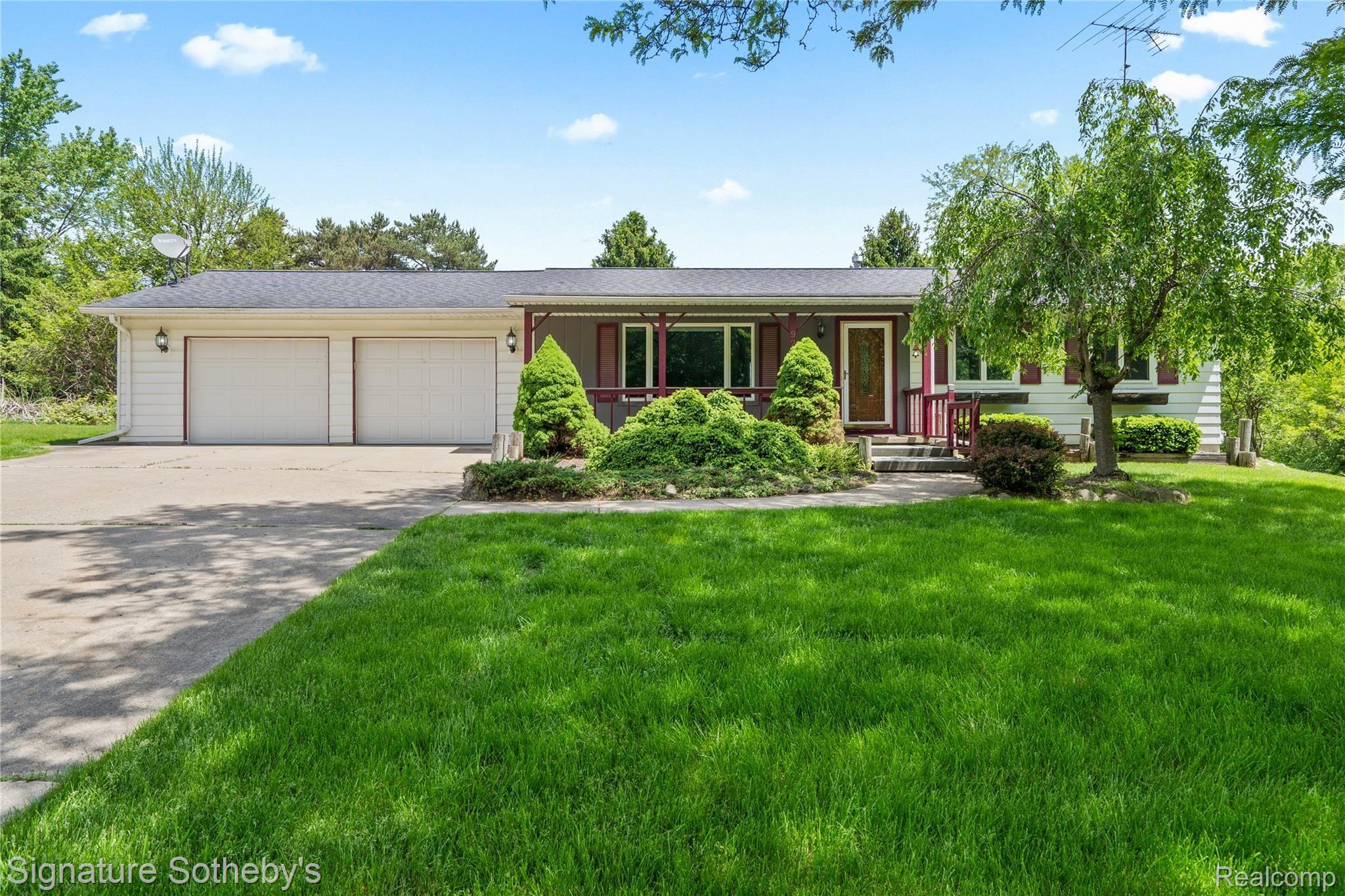 9241 White Lake Road Fenton, MI 48430 - Photo 1 of 27 Front of house