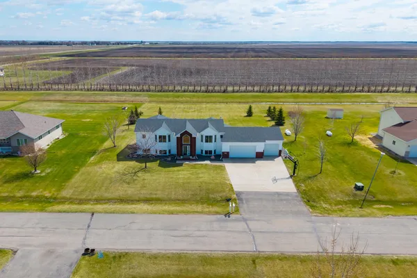 $599,900 | 829 Leonards Way, Argusville, ND 58005