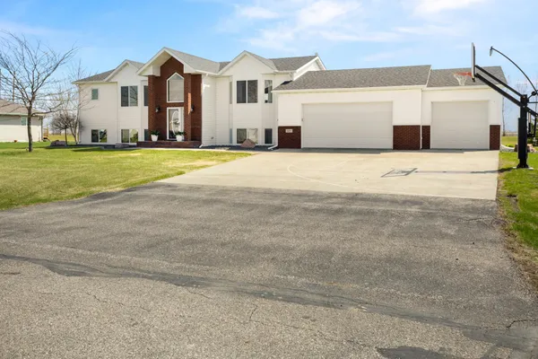 $599,900 | 829 Leonards Way, Argusville, ND 58005