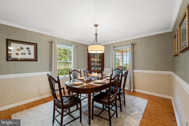 a view of a house with backyard and garden