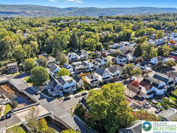 a picture of a wall with a rug