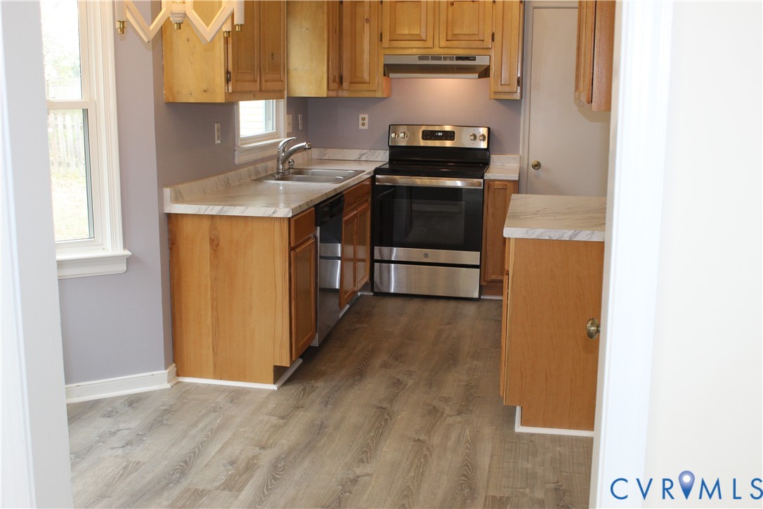 13909 Sagebrook Road Midlothian, VA 23112 - Photo 11 of 41 a kitchen with stainless steel appliances granite countertop a stove a sink and a refrigerator