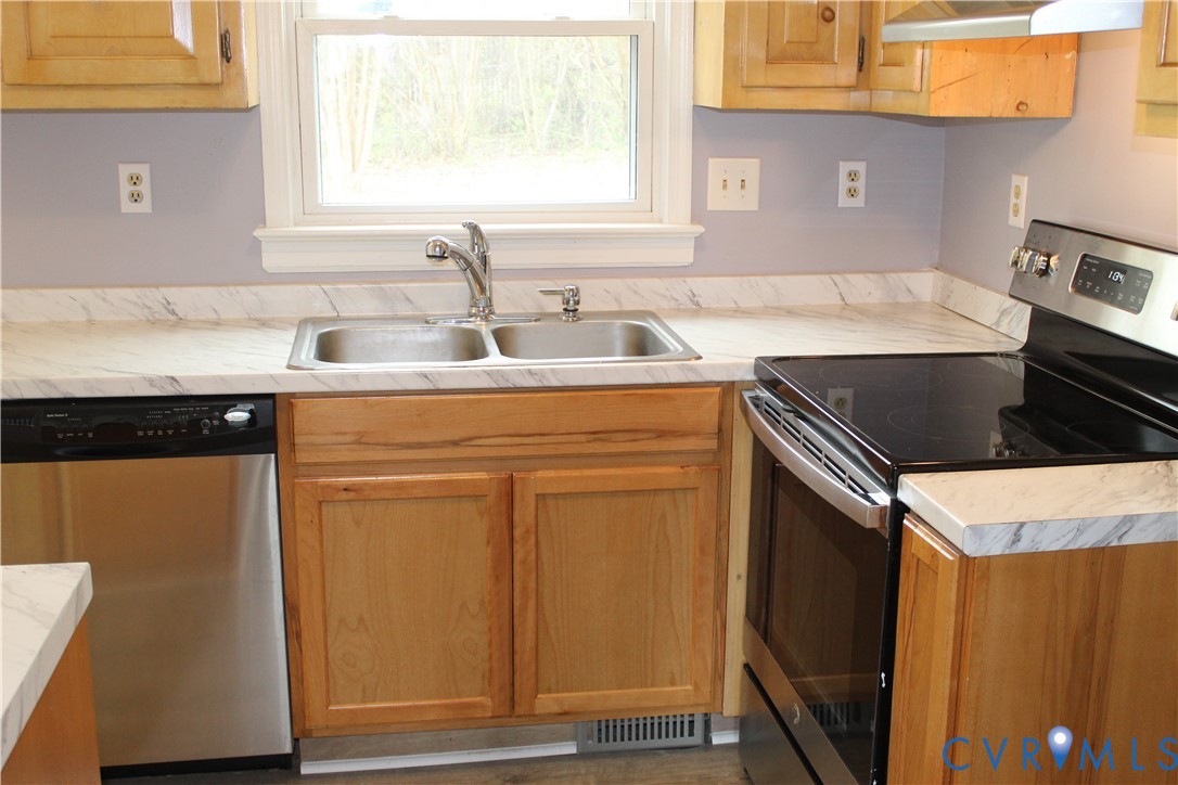 13909 Sagebrook Road Midlothian, VA 23112 - Photo 9 of 41 a kitchen with stainless steel appliances granite countertop a sink stove and refrigerator