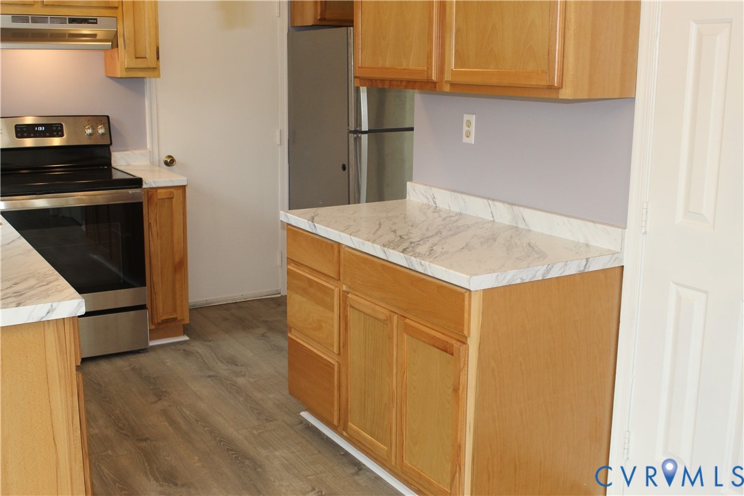 13909 Sagebrook Road Midlothian, VA 23112 - Photo 10 of 41 a kitchen with stainless steel appliances granite countertop a sink and a stove
