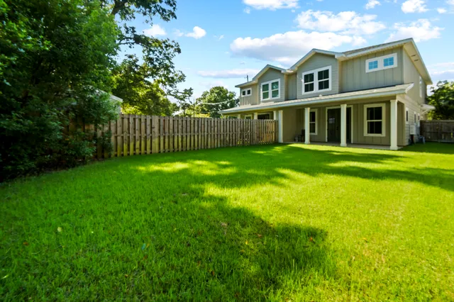 a view of an house with backyard and garden