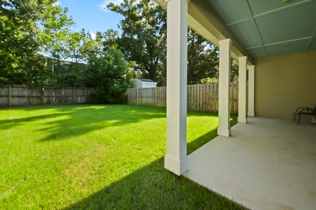 a view of a back yard