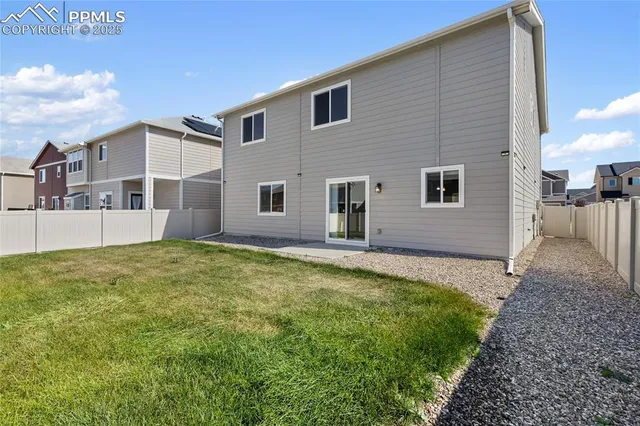 a view of a house with backyard and garden