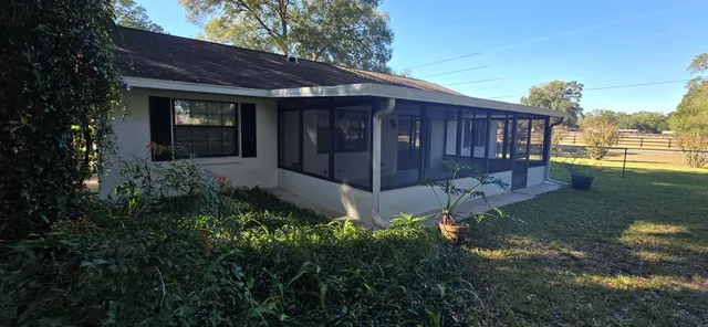 a view of a backyard